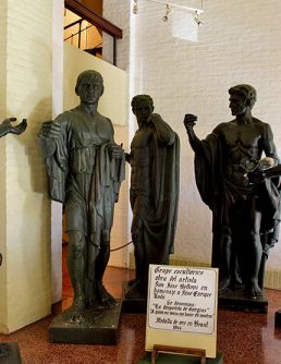 Esculturas de Belloni en el hall